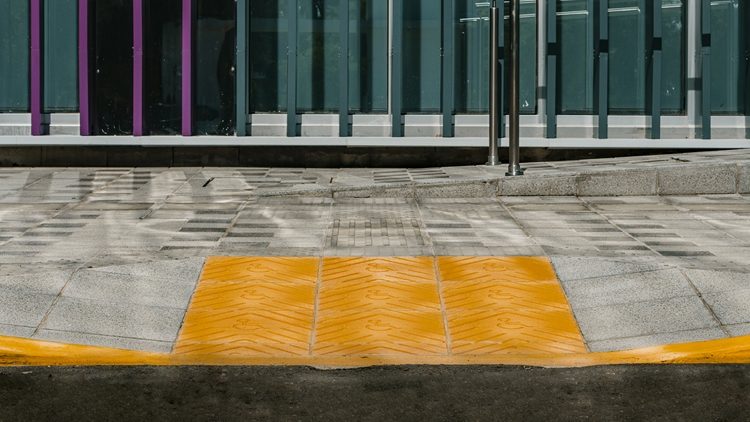 Imagen de ambiente con losetas podotactiles